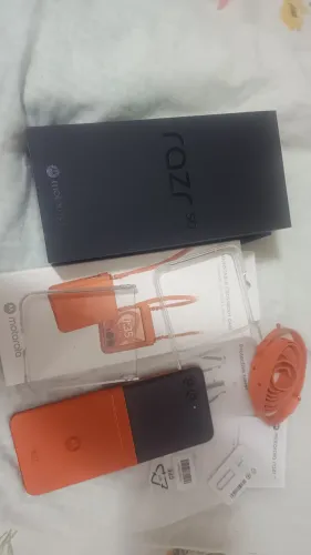 Smartphone Motorola Razr 50 com 512GB proteção IPX8 contra água