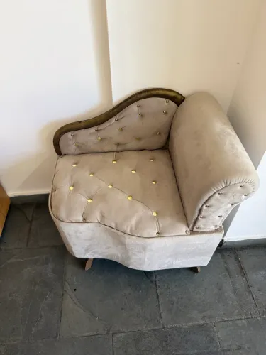 Puff Poltrona Decorativa Capitonê Bege com Detalhes Dourados