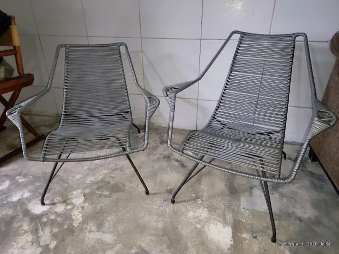 Cadeira vintage rara, em aço, com espaguete no encosto, década de 70. Novinha