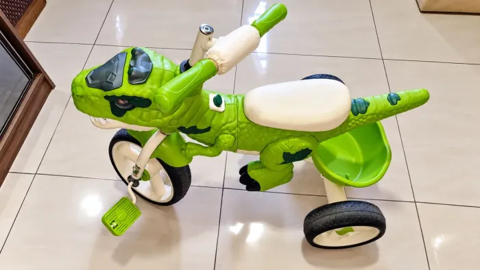 Triciclo infantil dinossauro suporta até 50kg