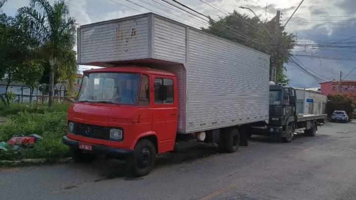 608 caminhão baú Mercedes