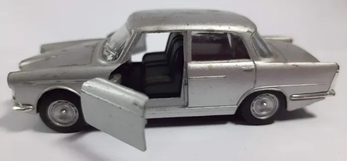 Miniatura Alfa Romeo Fnm Jk2000 1/43 Cinza