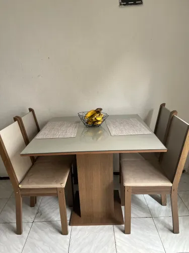 Mesa com 4 cadeiras