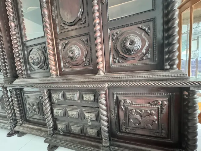 Armário/Buffet Colonial em Madeira Maciça - Peça Imponente e Exclusiva