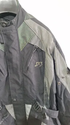Jaqueta de inverno para motociclista.