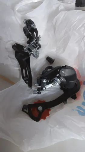 KIT DE CÂMBIO PRA MACHA DE BIKE ,UM CÂMBIO traseiro e um dianteiro