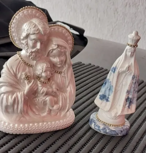 Esculturas sagrada família e nossa senhora de Fátima em gesso forte perolizado