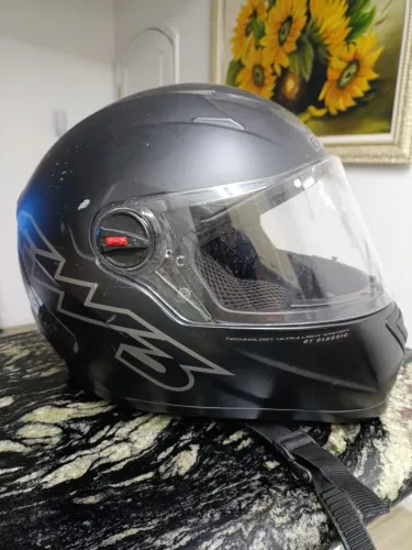 Capacete FW3 GT Classic na cor preto fosco.