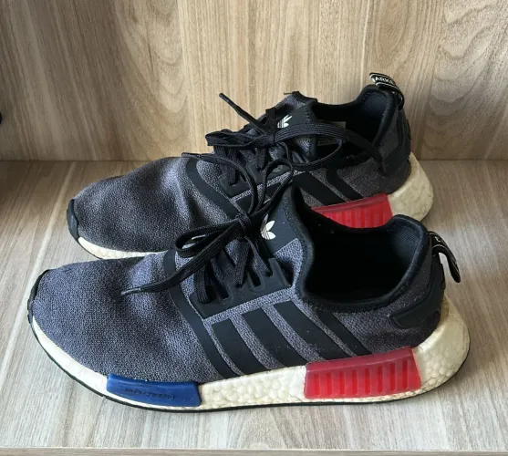 TÊNIS  ADIDAS  ORIGINAL NMD R1 HQ4452   PRETO CHUMBO  MASCULINO MIT DEN 3 STRIPES  41