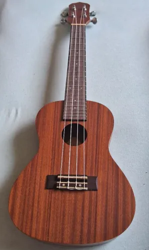 Vendo um Ukulele