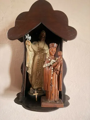 Oratório de parede em madeira acompanha santinhos
