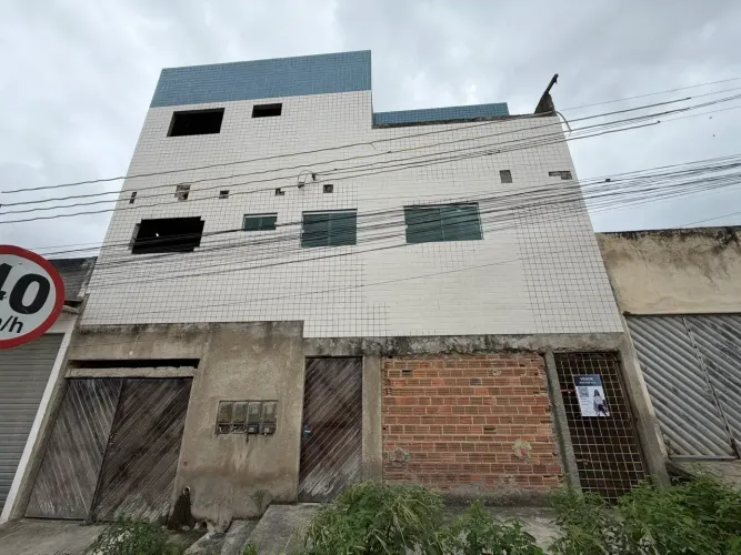 Predio a venda com casa residencial e 3 apartementos grandes em Rendeiras Caruaru