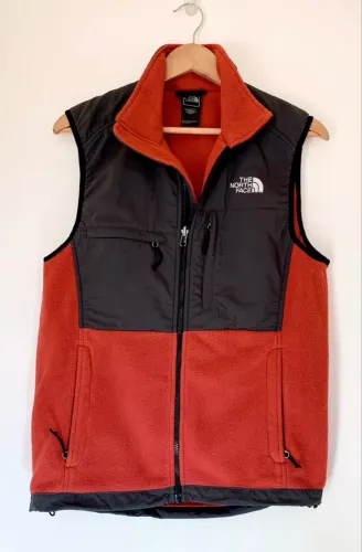 Colete the north face perfeito. Cinza chumbo e vermelho - masculino