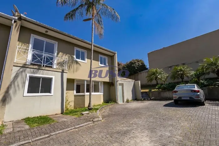 Sobrado em condomínio para venda de 3 dormitórios no bairro Capão Raso
