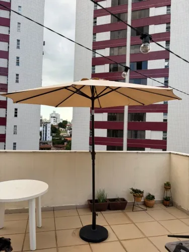 Ombrelone articulado em tecido bege 2,70m de diâmetro com base 