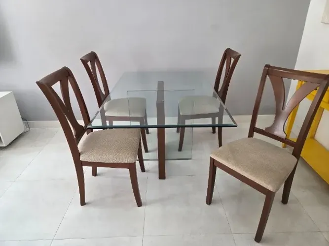 Mesa de Jantar (conjunto com 4 cadeiras)