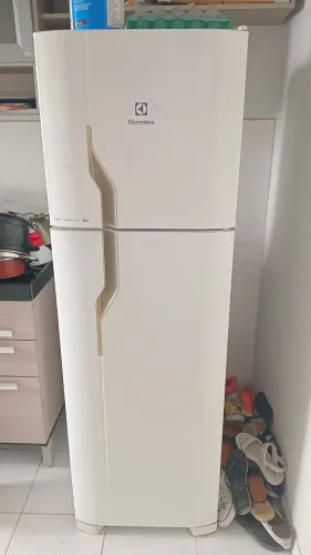 Geladeira Electrolux usada com funcionamento perfeito. 