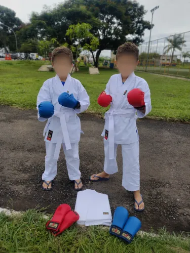  KIT KARATÊ INFANTIL KYOSHI - KIMONO + LUVAS 