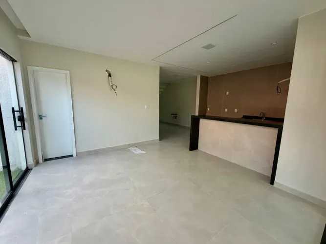 VENDO CASA EM CONDOMÍNIO FECHADO NO QUARTZO