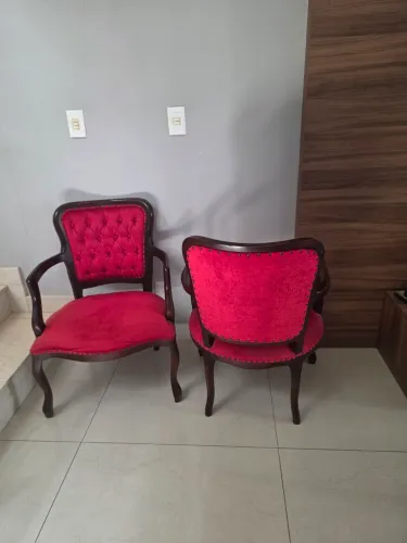 Par de Poltronas Luís XV em Madeira Maciça com Veludo Vermelho - Clássicas e Sofisticadas