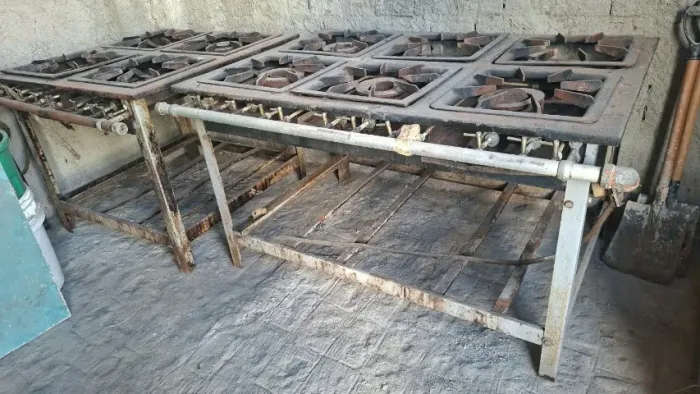 Fogão industrial de 4 bocas - 780,00 reais. O de 6 bocas 890,00 reais.