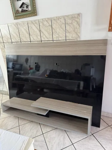 Painel suspenso, Ideal para TV de até 65 Polegadas, larg: 1,80cm e Alt: 1.20cm 