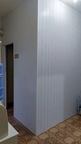 Parede divisória em L em PVC com estrutura de Metal com porta