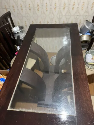 Mesa grande  pra seis cadeiras. Mas só tem 3.