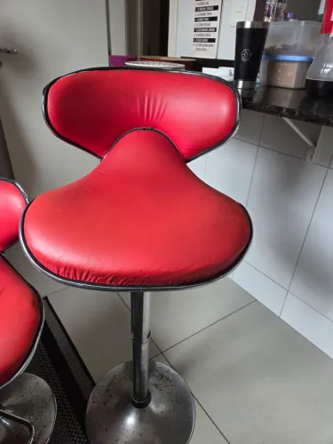Banco giratório para cozinha ou bancada