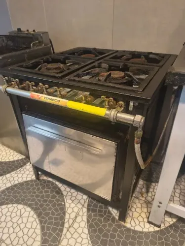 Fogão Industrial com quatro boas e forno (Marca Venâncio)