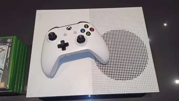 Xbox One S 500 GB + 5 Jogos