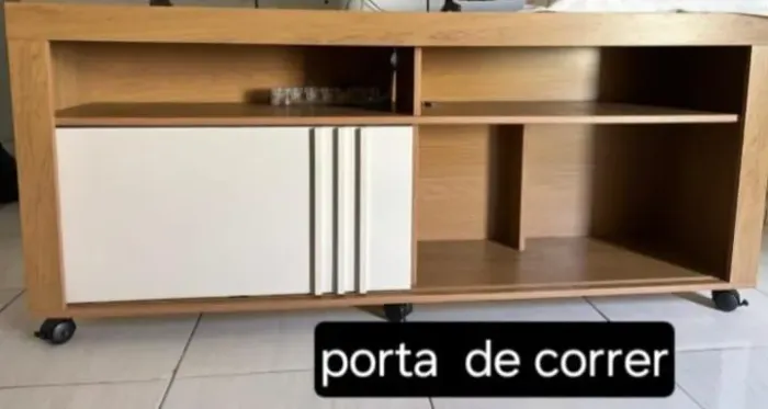 Rack com porta corrediça e rodas