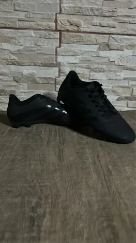 Chuteira de campo seminova: Adidas Predator.