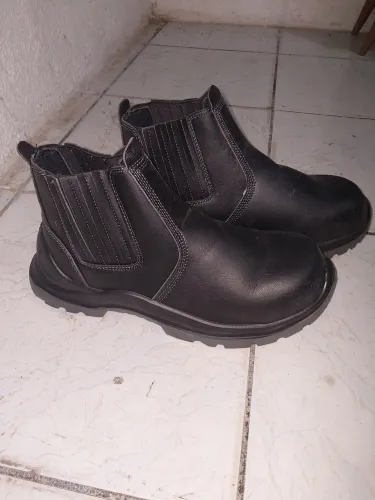 Bota super safety tamanho 41, nunca foi usado.