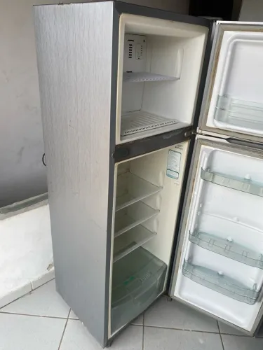 Geladeira usada semi nova