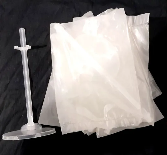 Kit com 9 suportes para bonecas.