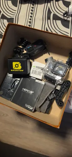 GOPRO HERO 3+ acessórios e 2 Baterias
