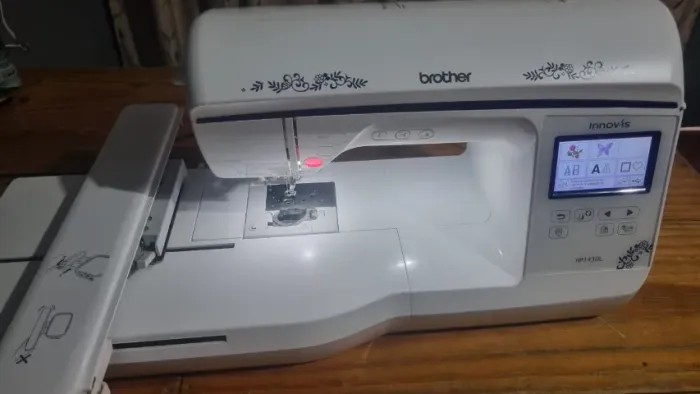 Bordadeira Brother Innov-is BP1430L Seminova + 60 Cones de Linha