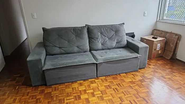Sofá de dois lugares.