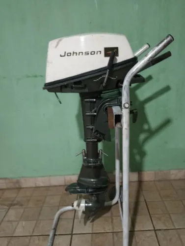 Motor de popa Johnson 3 hp antigo dois cilindros rabeta dobrável