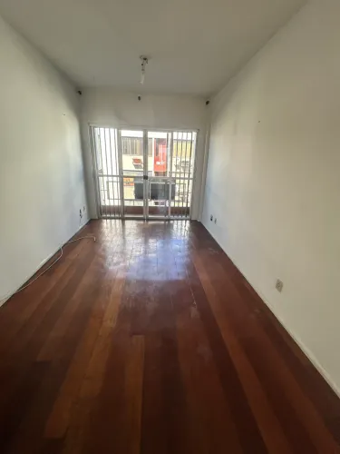Vendo apto na Rua Silva Jardim - Centro