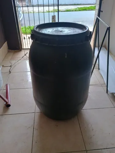 BOMBONA DE PLÁSTICO nova com d tampa de rosquear  tem quase um metro de altura.