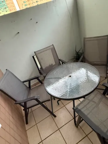 Mesa externa com 4 cadeiras (ótimo estado)