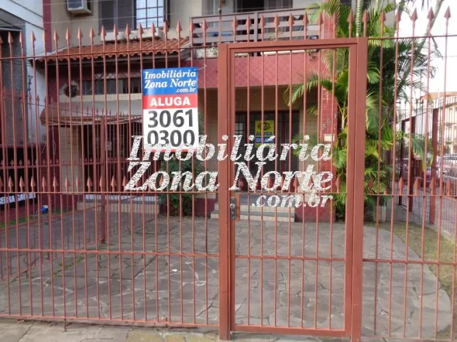 Loja com aprox. 28m² e banheiro. Frente, térreo, piso cerâmico, porta de metal com vidro,