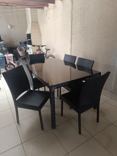 Jogo de mesa com 6 cadeiras em fibra sintetica