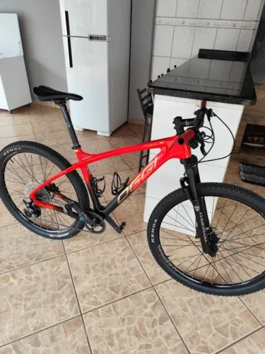 BIKE OGGI 29 AGILE SPORT DEORE 12V FIBRA DE CARBONO