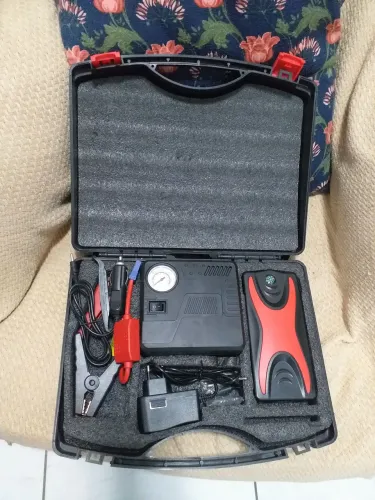 AUXILIAR DE PARTIDA COM MALETA E COMPRESSOR PORTÁTIL COM LANTERNA, USB CARREGADOR CELULAR 