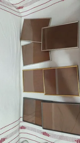 Moldura de vidro com acabamento dourado e prata