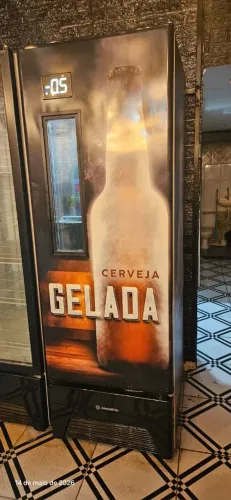 Expositores e cervejeira metal frio