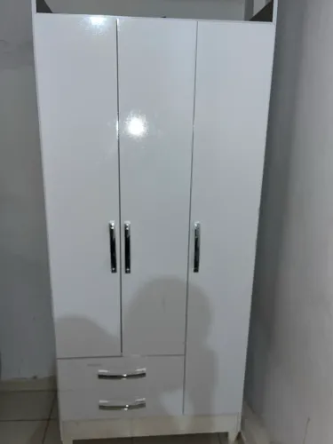 Guarda-roupa pequeno